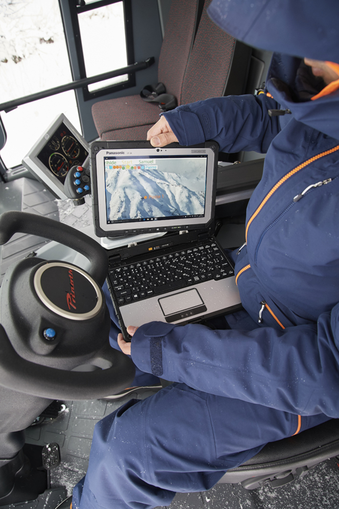 10.1型デタッチャブルの「CF-20」は、雪上車のコクピットでも活躍できる。
