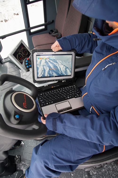10.1型デタッチャブルの「CF-20」は、雪上車のコクピットでも活躍できる。