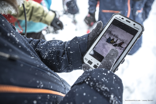 ヨーロッパのスキー場では、安全管理のために人工的に雪崩を起こすにあたり、ダイナマイトを使うこともある。バーコードの付いたFZ-X1を見て、ダイナマイトの管理にも活用できる、と言う声も。