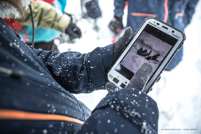 ヨーロッパのスキー場では、安全管理のために人工的に雪崩を起こすにあたり、ダイナマイトを使うこともある。バーコードの付いたFZ-X1を見て、ダイナマイトの管理にも活用できる、と言う声も。