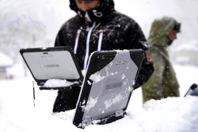 手前は14型のタフブック「CF-54」。奥がデタッチャブルの10.1型タフブック「CF-20」。