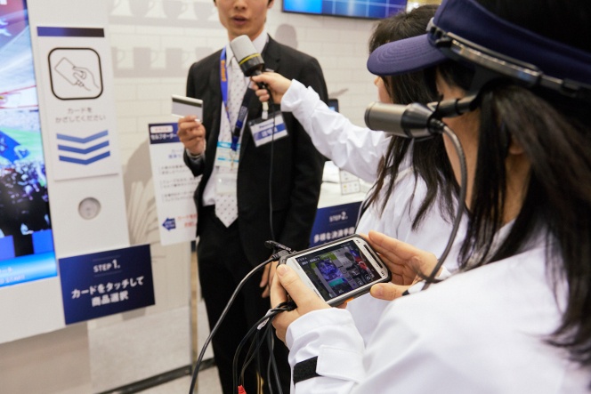 タフパッドとウェアラブルカメラを用いてブースの様子を福岡の拠点に生中継するデモンストレーションも行われた。