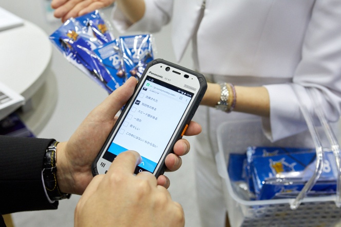 ブース来場者へのアンケートにもタフパッドが活躍。通信機能を活かして、回答結果をリアルタイムに送信・集計できる。