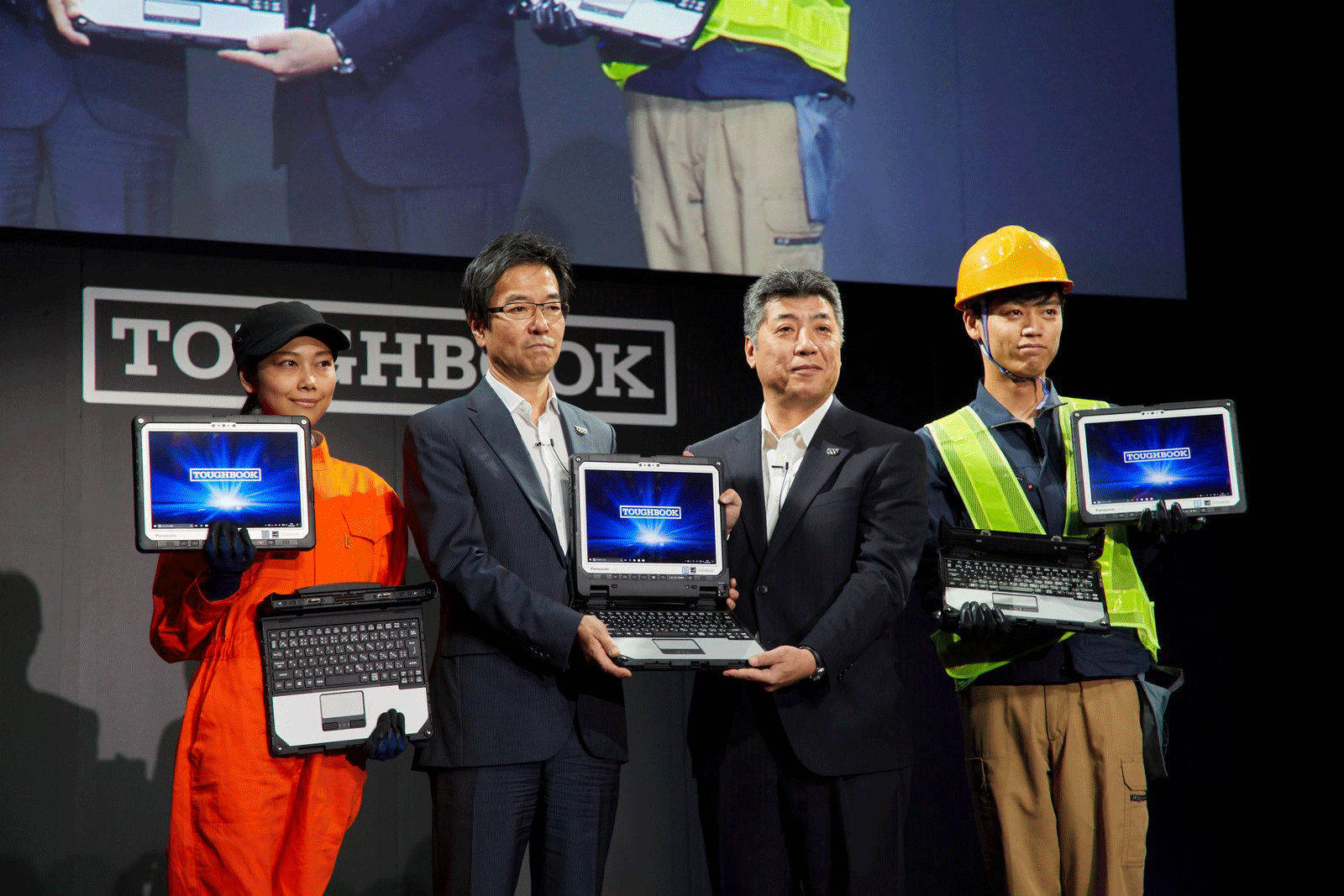 商品コンセプトを紹介したモバイルソリューションズ事業部 事業部長の坂元寛明氏（右から2人目）