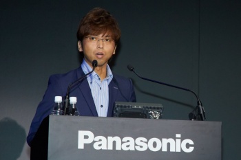 特長について解説するモバイルソリューションズ事業部 CF-33プロジェクトリーダーの上田大氏。