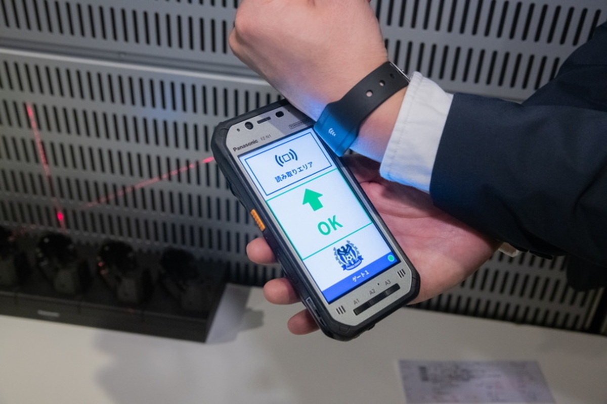 配布されたリストバンドを入場時に「タフパッド」にかざすと、画面に「OK」と表示され認証が完了。1台の端末でICやQRコードなど、マルチデバイスの読み取りができる。