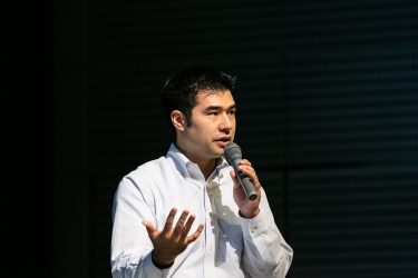 「Android Enterprise を採用することで、端末やアプリの利用管理も簡単にできる」と語るシーブ氏。