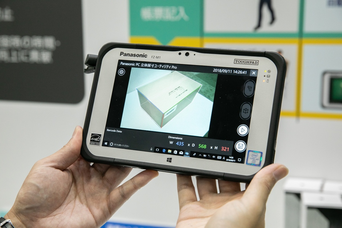 メジャーを当てて荷物サイズの3辺を測定する作業を行わず、3Dカメラで瞬時に寸法の概算値を計測。倉庫業務の効率化に貢献する。