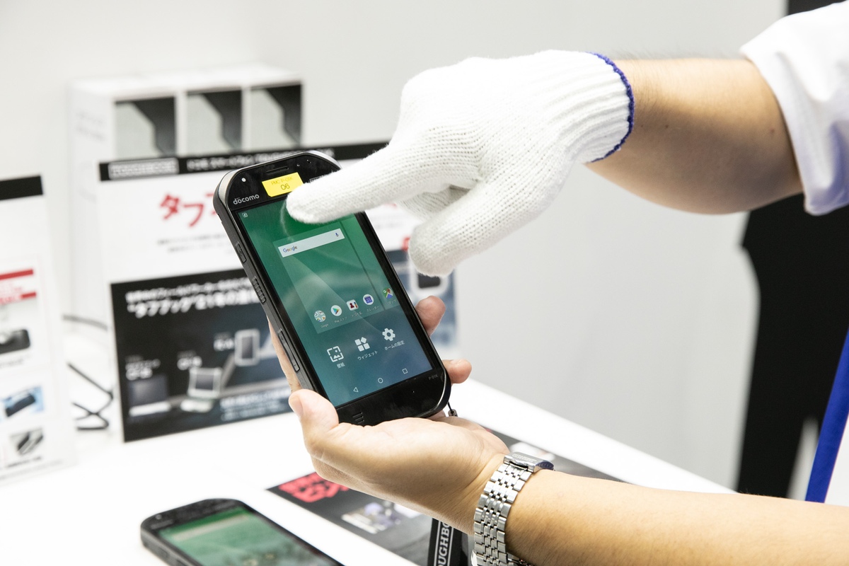 「タフブック P-01K」。水に濡れた手で操作できる「レインモード」や、手袋装着時でも操作できる「手袋モード」も搭載する。