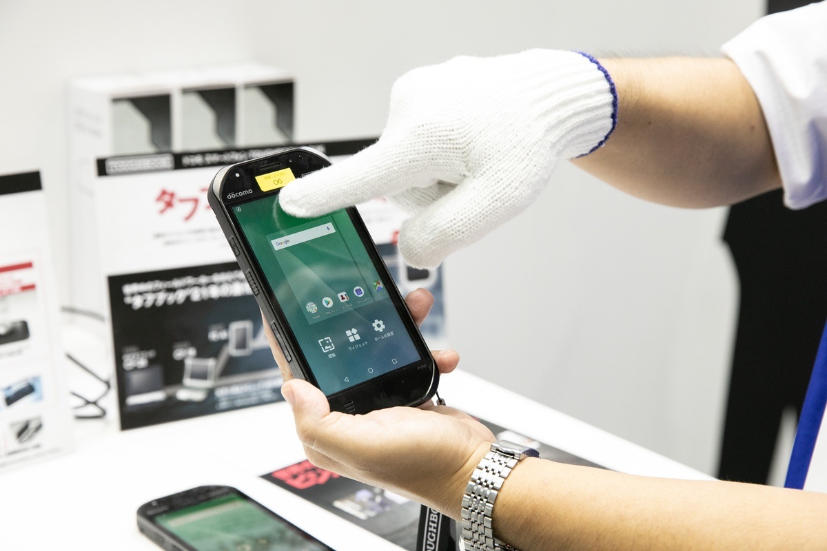 「タフブック P-01K」。水に濡れた手で操作できる「レインモード」や、手袋装着時でも操作できる「手袋モード」も搭載する。