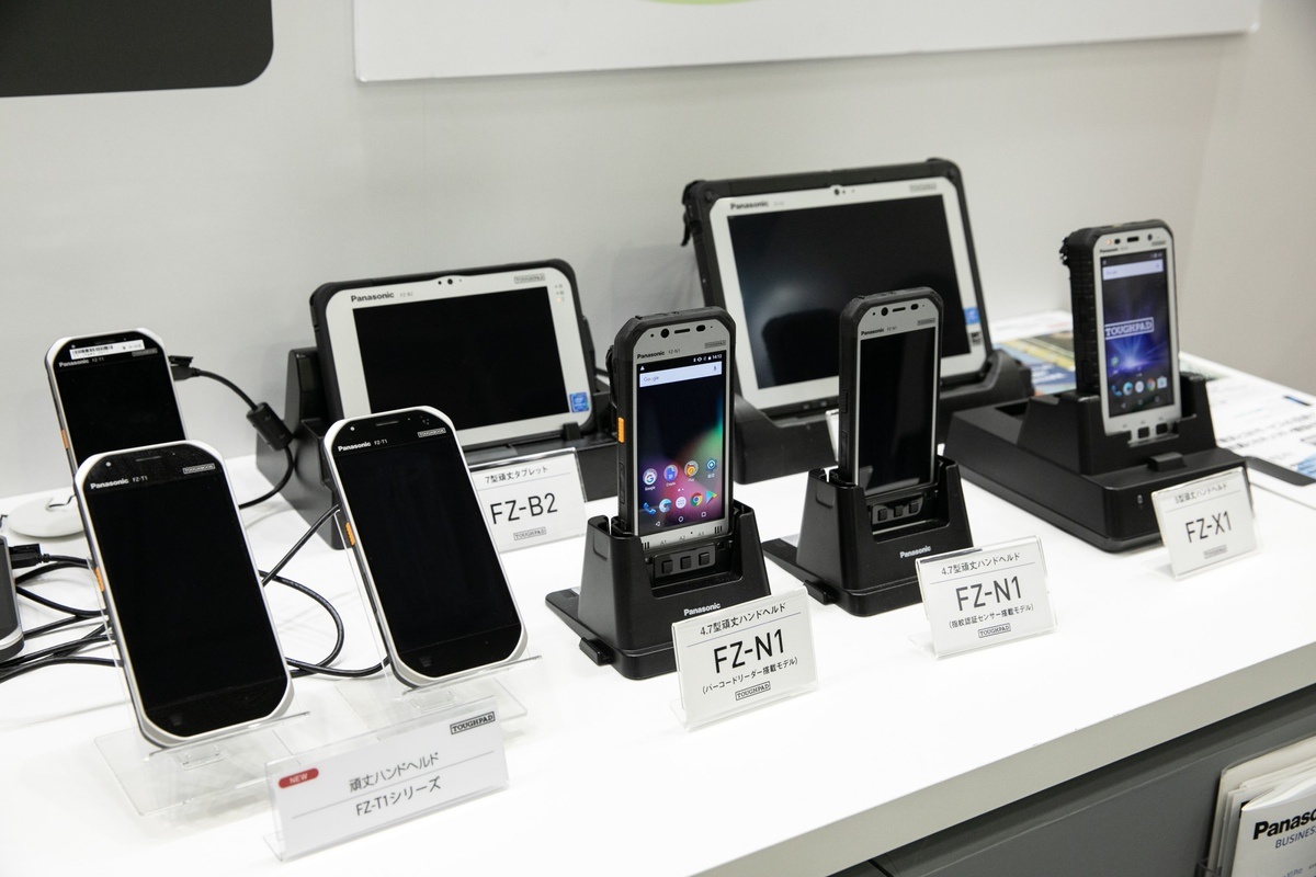 物流業務のさまざまなシーンに求められる性能を満たすタフブックのハンドヘルド、タブレット端末。