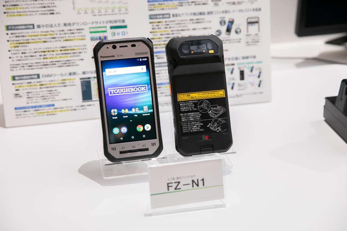 「FZ-N1」は4.7型液晶を採用し、薄型・軽量化が特長のハンドヘルド端末。特に女性も多く働く流通・小売の現場で高い評価を得ている。本体背面に斜め配置のバーコードリーダーを搭載し、読み取りが非常にしやすいのも特長だ。