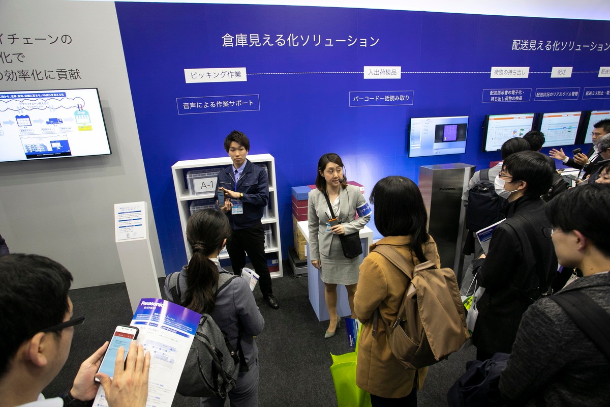 ブースツアーが開催され、「倉庫見える化ソリューション」のブースでは来場者が熱心に説明に聞き入っていた。