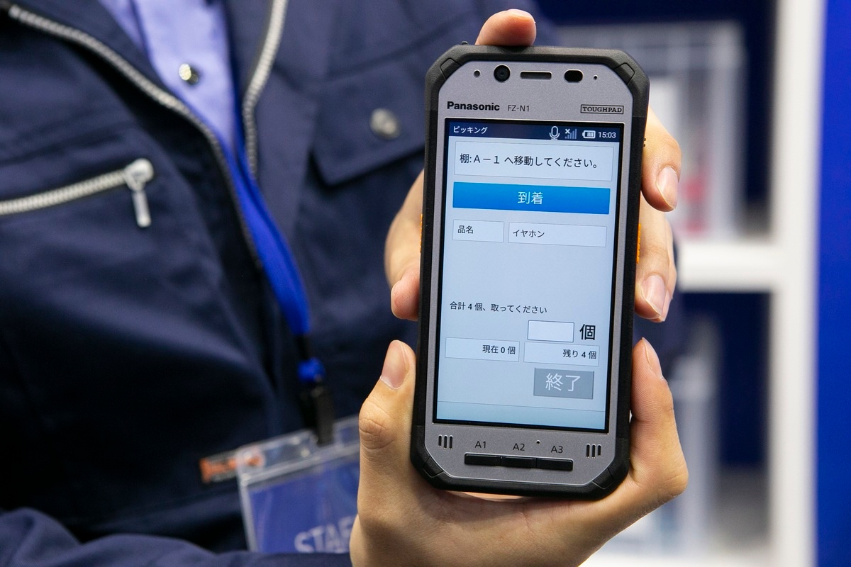 実際の作業時にはヘッドセットを着用し、音声で指示を受け取る。画面上にも指示が表示される。
