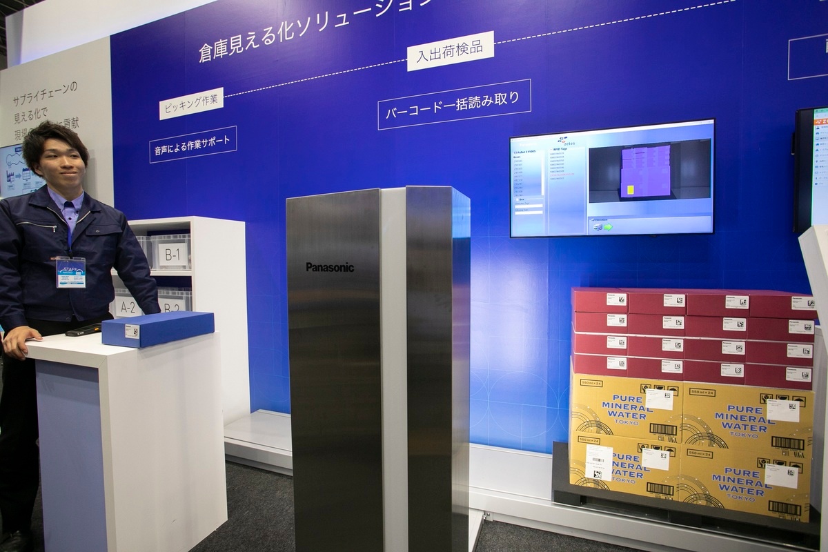 移動する複数の荷物のバーコードをカメラで一瞬にして読み取り、その結果が画面上でモニタリングできる。<br>※銀色の筐体は展示用のものとなります。